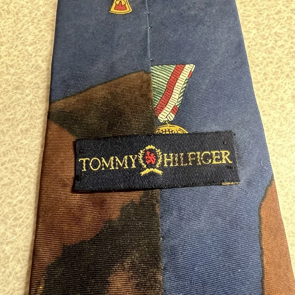 VTG Tommy Hilfiger Necktie Italian Silk Medals Crests Camo USA 3.75 X‎ 56